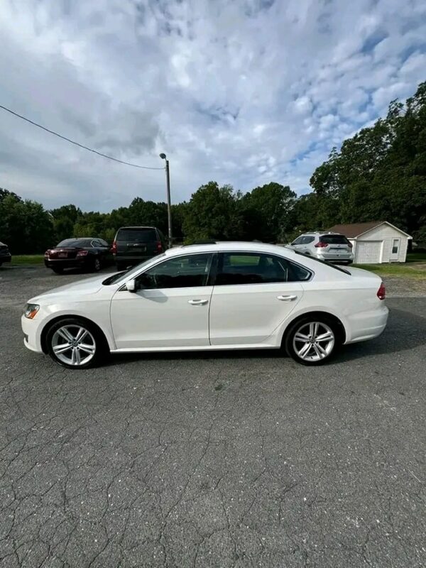 2014 Volkswagen Passat SE - Image 2