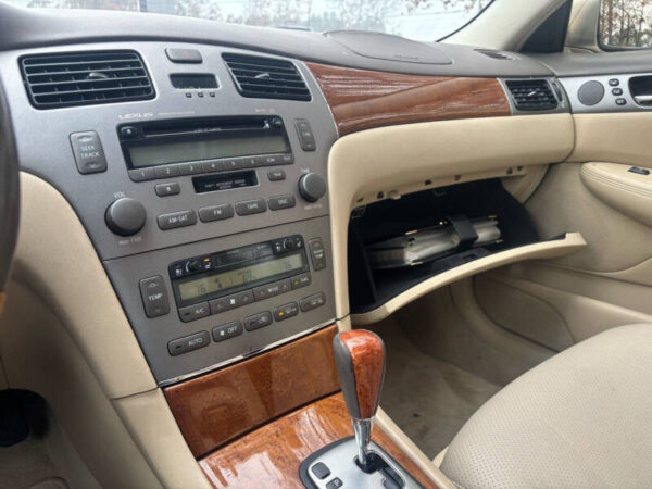 2006 Lexus ES 330 4dr Sedan  •  145,605 miles - Image 14