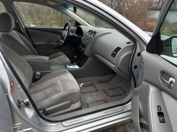 2007 Nissan Altima 2.5 4dr Sedan  •  151,751 miles - Image 10